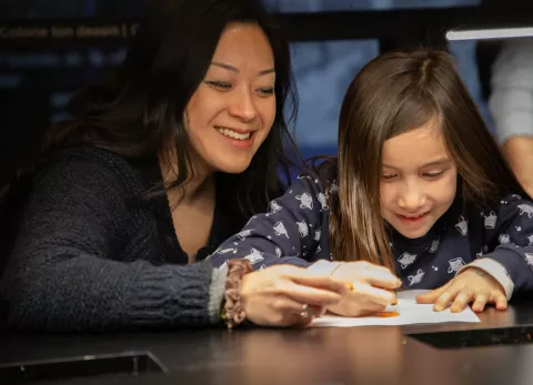 parent enfant dessin table